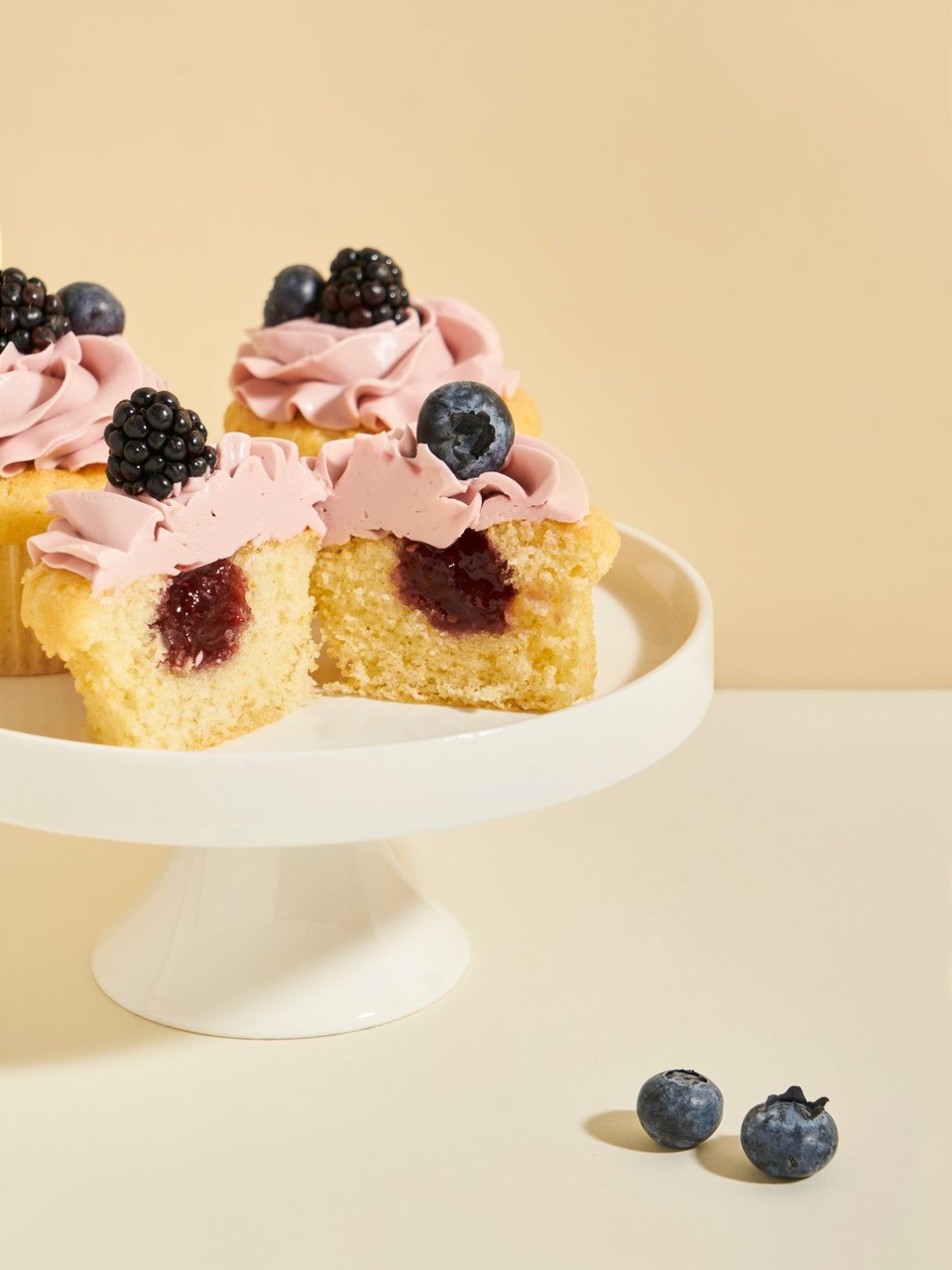 Beeren-Cupcakes mit Marmeladenfüllung