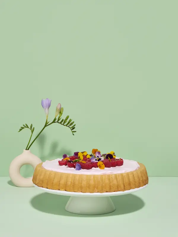 Vanille-Biskuitkuchen mit Himbeeren