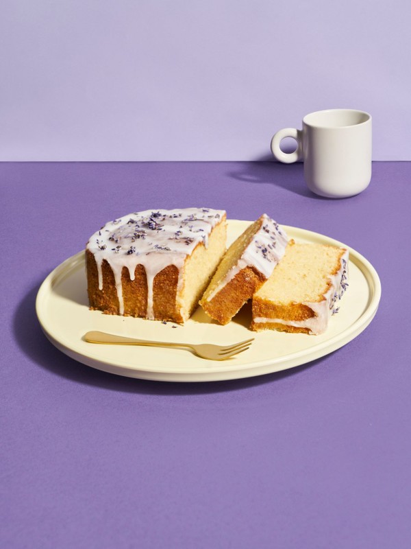 Zitronen-Lavendel-Kuchen mit Vanille-Glasur