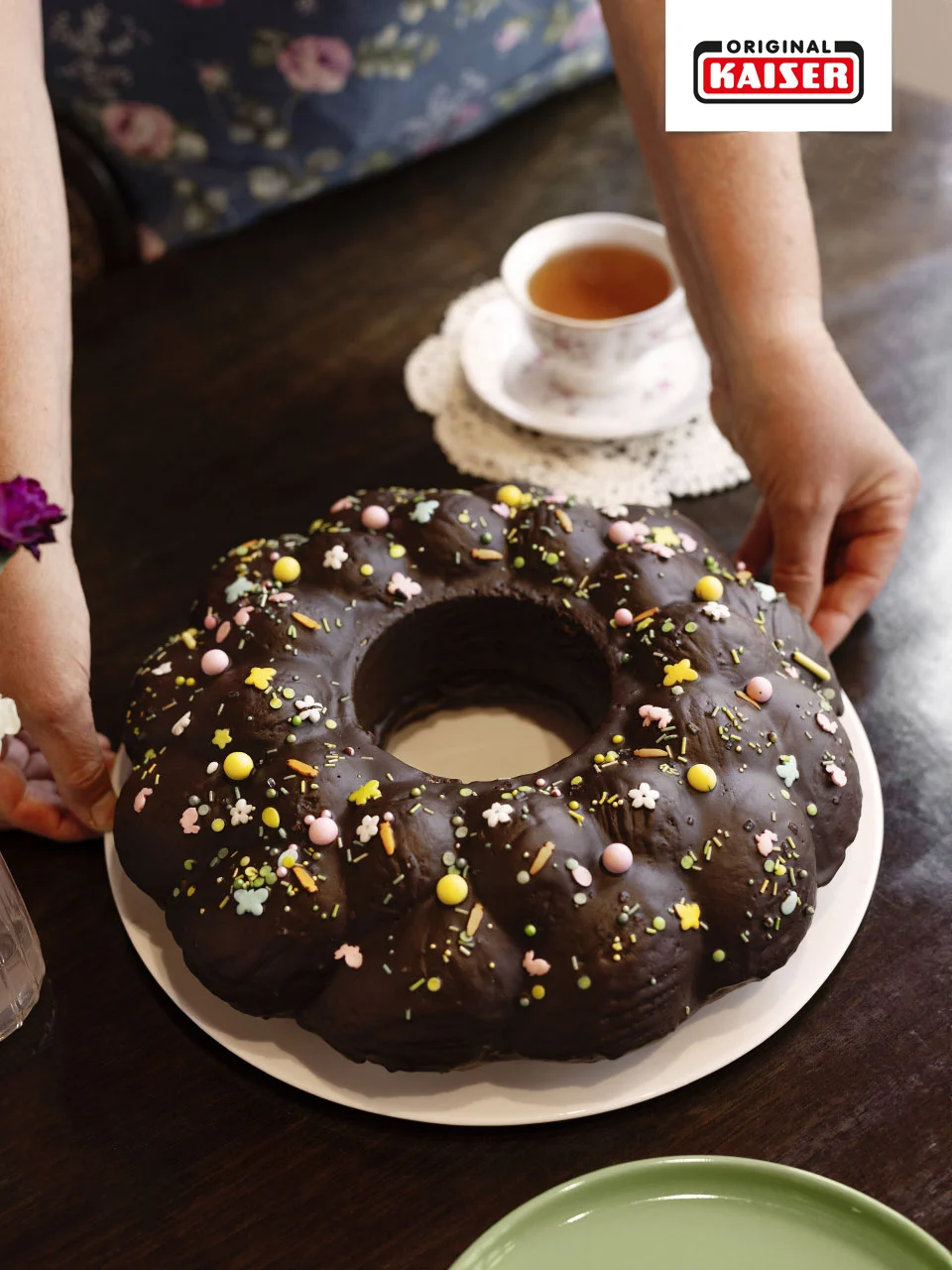 Nusskuchen mit Frühlings-Streuseln von Oma Sonja