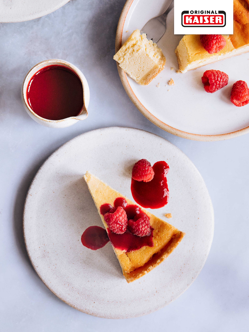 Klassischer Käsekuchen mit Himbeersauce