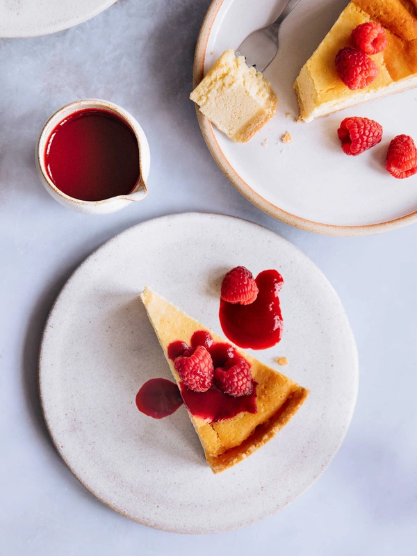 Klassischer Käsekuchen mit Himbeersauce